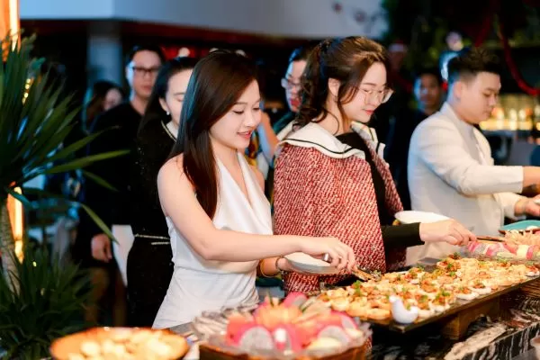 ハロン湾クルーズプレミアム日帰りツアードルフィンデイクルーズ・スンソット洞窟、ティートップ（日本語ガイド付き）ハロン湾水上リゾート・ハロン湾でカヤック体験・ハロン湾日帰りツアー